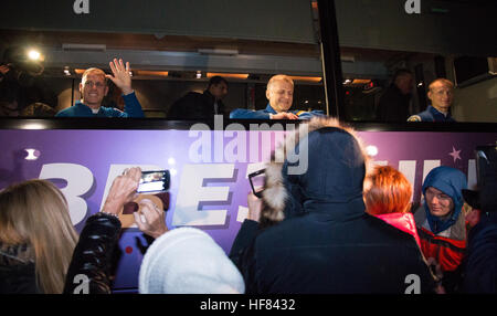 Expedition 49 Flugingenieur Shane Kimbrough der NASA, links, Wellen als er und Sojus Kommandant Sergey Ryzhikov von Roskosmos, Center und Flugingenieur Andrey Borisenko von Roskosmos, rechts, fahren die Kosmonauten Hotel Anzug-up für ihren Start Sojus zur internationalen Raumstation ISS, Mittwoch, 19. Oktober 2016 in Baikonur, Kasachstan.  Kimbrough, Ryzhikov und Borisenko verbringen die nächsten vier Monate Leben und arbeiten an Bord der internationalen Raumstation ISS.  Victor Zelentsov) Stockfoto