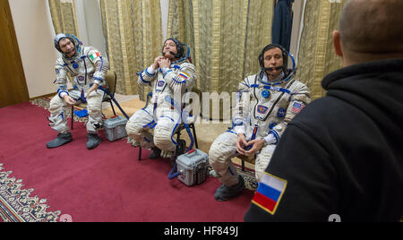 Expedition-50 backup Crew-Mitglieder, ESA-Astronaut Paolo Nespoli, links, russische Kosmonauten Fyodor Yurchikhin Roskosmos, Center und NASA Astronauten Jack Fischer Don ihre Sokol passt vor ihre Sojus-Qualifikation-Prüfungen, Montag, 24. Oktober 2016, die Gagarin Kosmonauten Training Center (GCTC) in Star City, Russland. Stockfoto