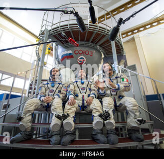 Die Hilfstruppe für die Expedition 50, darunter der NASA-Astronaut Jack Fischer, der russische Kosmonaut Fjodor Jurchikhin und der ESA-Astronaut Paolo Nespoli, nahm an Presseaktivitäten Teil, bevor sie die Sojus-Qualifizierungsprüfungen im Gagarin Cosmonaut Training Center in Russland absolvierte. Stockfoto
