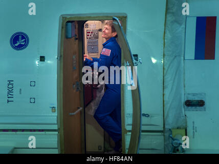 Expedition-50 Crew-Mitglied-NASA-Astronaut Peggy Whitson ist im Inneren ein ISS-Modul-Mockup während ihrer Crew Sojus Qualifikation Prüfungen, Montag, 24. Oktober 2016, die Gagarin Kosmonauten Training Center (GCTC) in Star City, Russland gesehen. Stockfoto