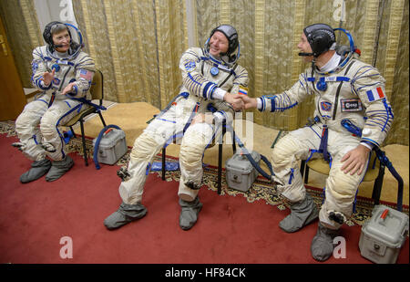 Expedition 50-Crew-Mitglieder-NASA-Astronaut Peggy Whitson, links, russischer Kosmonaut Oleg Novitskiy Roskosmos, Center und ESA-Astronaut Thomas Pesquet gemeinsam lachen, wie sie für ihre Abschluss-Prüfungen, Dienstag, 25. Oktober 2016, die Gagarin Kosmonauten Training Center (GCTC) in Star City, Russland vorzubereiten. Stockfoto