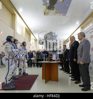 Die Besatzung der Expedition 50, darunter der NASA-Astronaut Peggy Whitson, der russische Kosmonaut Oleg Novitskiy und der ESA-Astronaut Thomas Pesquet, bereitet sich auf die abschließenden Qualifikationsprüfungen im Gagarin Cosmonaut Training Center in Russland vor, wobei der Schwerpunkt auf der Vorbereitung der Raumfahrt, dem Training und der Mission liegt. Stockfoto