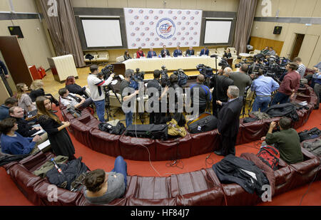 Die Mitglieder der Expedition 50 posieren während einer Pressekonferenz im Gagarin Cosmonaut Training Center in Russland. Die Mission war Teil der laufenden Rotationen der ISS-Besatzung und der internationalen Zusammenarbeit bei der Weltraumforschung. Stockfoto