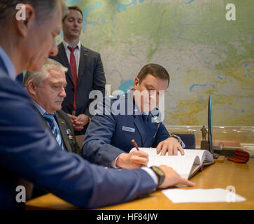 Expedition-50 backup Crew-Mitglied-NASA-Astronaut Jack Fischer unterschreibt ein Gästebuch auf die "Gedenkstätte arbeiten Studie von Yuri Gagarin" am Gagarin Kosmonauten Training Center (GCTC) als Kollegen backup Crew-Mitglieder-ESA-Astronaut Paolo Nespoli, links, russische Kosmonauten Fyodor Yurchikhin von Roskosmos, Center und Expedition 50 erstklassige Besatzung ESA-Astronaut Thomas Pesquet aussehen, Mittwoch, 26. Oktober 2016, die Gagarin Kosmonauten Training Center (GCTC) im Sternenstädtchen Russland. Stockfoto