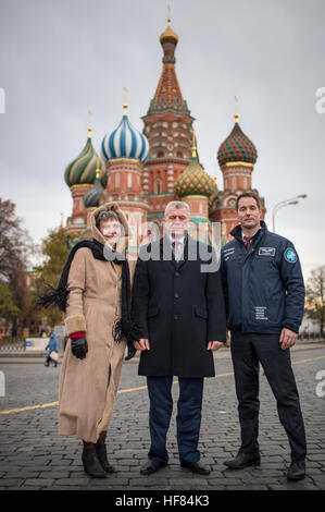 Expedition 50-NASA-Astronaut Peggy Whitson, links, russischer Kosmonaut Oleg Novitskiy Roskosmos, Center und ESA-Astronaut Thomas Pesquet besuchen rotes Quadrat legen Rosen an der Stelle, wo die russischen Ikonen im Rahmen der traditionellen Pre-Launch-Zeremonien, Mittwoch, 26. Oktober 2016, in Moskau beigesetzt sind. Stockfoto