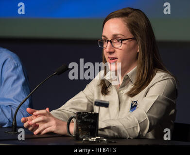 Mary Morris, Doktorand in der Abteilung für Klima- und Weltraumwissenschaften und Engineering, University of Michigan, spricht bei einer Pressekonferenz auf der Zyklon Global Navigation Satellite System (CYGNSS), Donnerstag, 10. November 2016 im NASA-Hauptquartier in Washington. Die CYGNSS Mission wird voraussichtlich im Dezember 2016 starten und wird mit acht Micro-Satelliten messen Windgeschwindigkeiten über Meere der Erde, steigern die Fähigkeit der Wissenschaftler zu verstehen und vorherzusagen Hurrikane. Aubrey Gemignani) Stockfoto