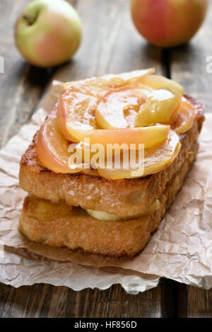 Süße Brötchen, karamellisierten Äpfeln auf Toastbrot, geringe Schärfentiefe Stockfoto