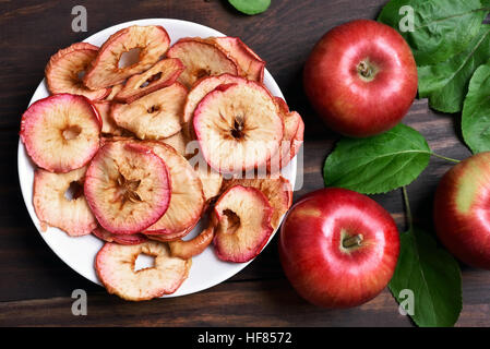 Gesundes Obst snack, Apfelchips auf hölzernen Hintergrund, Ansicht von oben Stockfoto