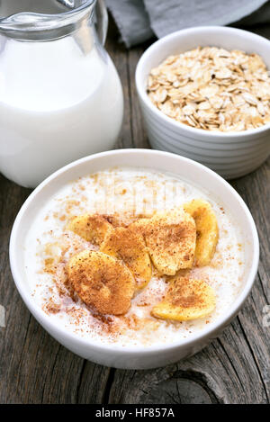 Frühstück Haferbrei mit Banane und Zimt, gesunde Ernährung, Landhausstil Stockfoto