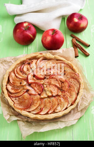 Obst-Apfelkuchen auf Backpapier Stockfoto