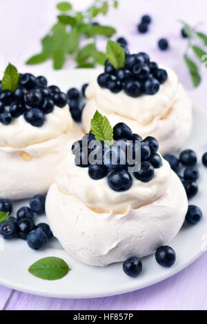 Pavlova-Baiser-Kuchen mit Heidelbeeren, Sommer Dessert Stockfoto