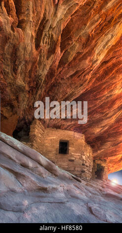 Die Ruinen des House on Fire im Mule Canyon. Bears Ears National Monument. Vertikale, dramatische Ansicht. Stockfoto