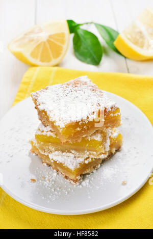 Stücke von Lemon Pie auf weißen Teller Stockfoto
