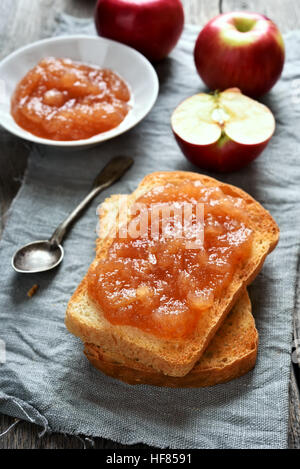 Apfel Marmelade auf Toast-Brot, süßes Sandwich Stockfoto