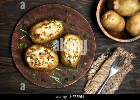 Gebackene gefüllte Kartoffeln mit Speck, Frühlingszwiebeln und Käse, Ansicht von oben Stockfoto