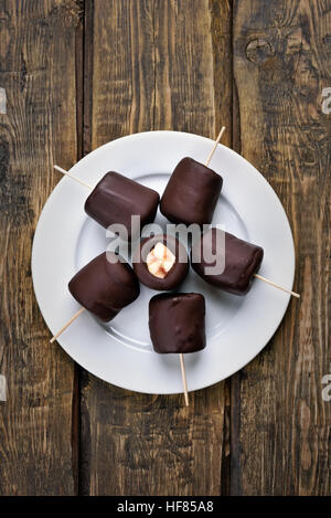 Sommer Dessert gefrorene Banane überzogen mit Schokolade, Top Aussicht Stockfoto