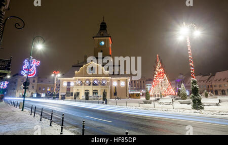 BRASOV, Rumänien - 15. Dezember 2016: Brasov Council House Nachtansicht mit Weihnachtsbaum geschmückt und traditionellen Wintermarkt in der Altstadt Stockfoto