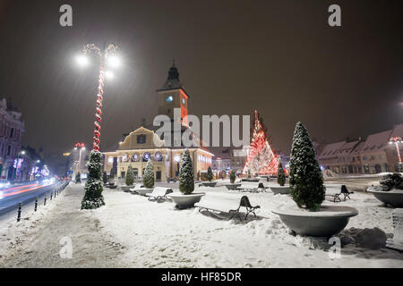 Brasov Council House Nachtansicht dekoriert für Weihnachten und traditionellen Wintermarkt in der Altstadt gelegen, Rumänien