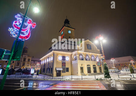 BRASOV, Rumänien - 15. Dezember 2016: Brasov Council House Nachtansicht dekoriert für Weihnachten und traditionellen Wintermarkt in der Altstadt gelegen, Roma