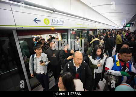 Hong Kong, Hong Kong. 27. Dezember 2016. Pro-Demokratie Aktivist Studentenführer Joshua Wong gehört zu den ersten Passagiere in der ersten Zeile der Südinsel MTR Zug. Hunderte von MTR Fans nehmen die allererste Zeitplan Personenzug der Südinsel Linie von Süden Horizont Station zu Station Admiralty am Tag der Betrieb der Strecke. Die ganze Fahrt dauert 11 Minuten. Die Südinsel-Linie soll Erleichterung das Verkehrsproblem Staus von Aberdeen Tunnel während der Hauptverkehrszeit. 28. Dezember 2016 © Alda Tsang/Pacific Press/Alamy Live News Stockfoto