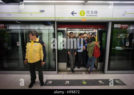 Hong Kong, Hong Kong. 27. Dezember 2016. Der erste Personenzug ist vollgepackt mit MTR/Eisenbahnfreunde vor der Abreise vom Süden Horizont entfernt. Hunderte von MTR Fans nehmen die allererste Zeitplan Personenzug der Südinsel Linie von Süden Horizont Station zu Station Admiralty am Tag der Betrieb der Strecke. Die ganze Fahrt dauert 11 Minuten. Die Südinsel-Linie soll Erleichterung das Verkehrsproblem Staus von Aberdeen Tunnel während der Hauptverkehrszeit. 28. Dezember 2016 © Alda Tsang/Pacific Press/Alamy Live News Stockfoto