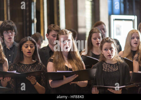 Innere des Manchester Cathedral während eines Gottesdienstes. Chetham es School of Music Chor singt Stockfoto