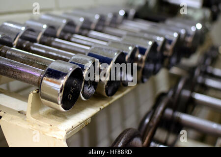 Reihen von Hanteln im Fitnessstudio. Stockfoto