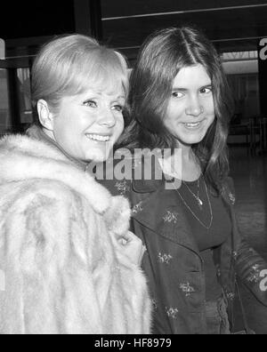 Schauspielerin Debbie Reynolds (l) und ihre Tochter Carrie Fisher, 15, sind auf dem Weg nach Madrid am Flughafen Heathrow in London. Stockfoto