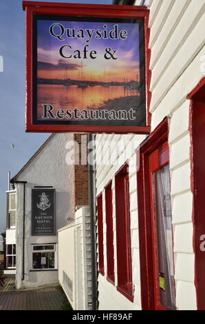 Quayside Cafe und Anker-Gaststätte am Kai in Burnham-auf-Crouch in Essex Stockfoto