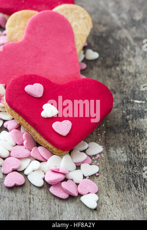 Valentine-Cookies mit Herzform auf hölzernen Hintergrund Stockfoto