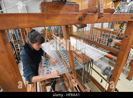 Margarita Wenzel, Student der textilen Künste an der Burg Giebichenstein Hochschule für Kunst und Design Halle, entwirft ein Flachgewebe auf einem Webstuhl in der Werkstatt von der Textilherstellung in Halle/Saale, Deutschland, 24. November 2016. Heute ist die traditionelle Textilherstellung, die wodurch Gobelins und Teppichen in der DDR, ein Bildungs- und Forschungsstandort für die Bereiche Malerei und Textilkunst sowie Textil-Design zu studieren, und als solche ist einmalig in Deutschland. Neben Bildung, die Anlage hat auch zwei finanziellen Säulen: Textil-Restaurierung, wie z. B. großen Webereien, sowie eine Stockfoto