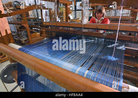 Melanie Schulz, Student der textilen Künste an der Burg Giebichenstein Hochschule für Kunst und Design Halle, entwirft ein Flachgewebe auf einem Webstuhl in der Werkstatt von der Textilherstellung in Halle/Saale, Deutschland, 24. November 2016. Heute ist die traditionelle Textilherstellung, die wodurch Gobelins und Teppichen in der DDR, ein Bildungs- und Forschungsstandort für die Bereiche Malerei und Textilkunst sowie Textil-Design zu studieren, und als solche ist einmalig in Deutschland. Neben Bildung, die Anlage hat auch zwei finanziellen Säulen: Textil-Restaurierung, wie z. B. großen Webereien sowie Stockfoto