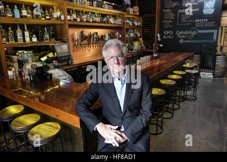 Los Angeles, Kalifornien, USA. 7. Dezember 2016. Ken Kaufman von City Tavern, ein Handwerk Bier Bar & Restaurant in Culver City. © Ringo Chiu/ZUMA Draht/Alamy Live-Nachrichten Stockfoto