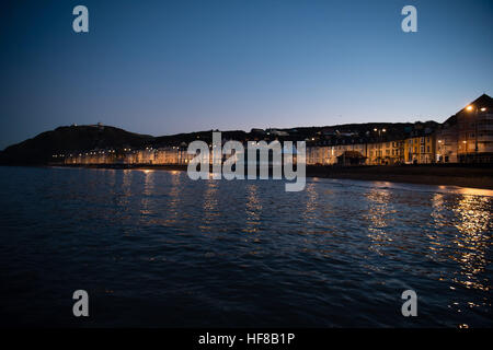 Aberystwyth Wales UK, Mittwoch, 28. Dezember 2016 UK Wetter: Aberystwyth an der Cardigan Bay Küste, West Wales an der ersten Ampel wie die Morgenröte bricht nach einer eisigen kalte Nacht mit Temperaturen weit unter Null, Talfahrt Foto © Keith Morris / Alamy Live News Stockfoto