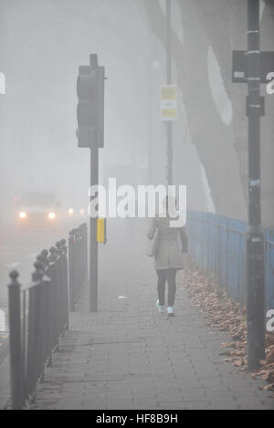 London, UK. 28. Dezember 2016. Nebel im Norden Londons. Bildnachweis: Matthew Chattle/Alamy Live-Nachrichten Stockfoto