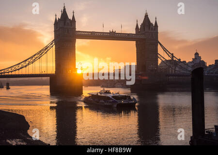 Tower Bridge, London, UK 28. Dezember 2016. Ein Hazy start in den Tag in London, wie die Sonne hinter der Tower Bridge. © Patricia Phillips / Alamy Live News Stockfoto