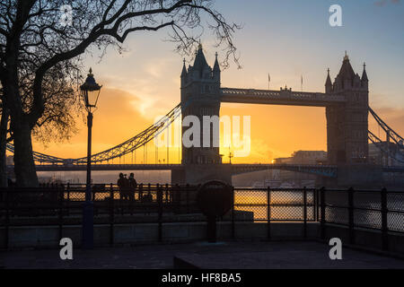 Tower Bridge, London, UK 28. Dezember 2016. Ein Hazy start in den Tag in London, wie die Sonne hinter der Tower Bridge. © Patricia Phillips / Alamy Live News Stockfoto