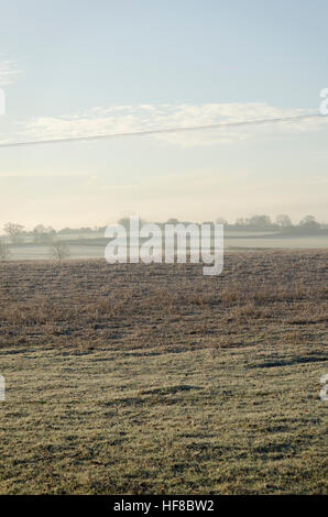 Milton Keynes, England, Vereinigtes Königreich. 28. Dezember 2016. Calverton, Milton Keynes. 28. Dezember 2016. Großbritannien Wetter. Eine eisige nebligen Kaltstart mit einem sehr starkem Frost um ländliche malerische Dorf Calverton, Milton Keynes. -3 Grad Celsius aufgezeichnet wurden, und Höhen heute werden voraussichtlich 4 Grad zu erreichen. © Francesca Moore/Alamy Live-Nachrichten Stockfoto