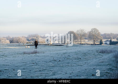 Milton Keynes, England, Vereinigtes Königreich. 28. Dezember 2016. Calverton, Milton Keynes. 28. Dezember 2016. Großbritannien Wetter. Eine eisige nebligen Kaltstart mit einem sehr starkem Frost um ländliche malerische Dorf Calverton, Milton Keynes. -3 Grad Celsius aufgezeichnet wurden, und Höhen heute werden voraussichtlich 4 Grad zu erreichen. © Francesca Moore/Alamy Live-Nachrichten Stockfoto