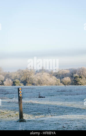 Milton Keynes, England, Vereinigtes Königreich. 28. Dezember 2016. Calverton, Milton Keynes. 28. Dezember 2016. Großbritannien Wetter. Eine eisige nebligen Kaltstart mit einem sehr starkem Frost um ländliche malerische Dorf Calverton, Milton Keynes. -3 Grad Celsius aufgezeichnet wurden, und Höhen heute werden voraussichtlich 4 Grad zu erreichen. © Francesca Moore/Alamy Live-Nachrichten Stockfoto