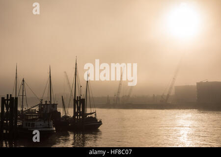 London, UK 28. Dezember 2016. Ein nebeliger Morgen in London sorgt für magische Licht auf der Themse. © Patricia Phillips / Alamy Live News Stockfoto