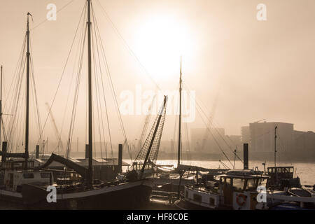 London, UK 28. Dezember 2016. Ein nebeliger Morgen am Hermitage Liegeplätze am Fluss macht Themse für magische Licht hinter den festgemachten Booten. © Patricia Phillips / Alamy Live News Stockfoto