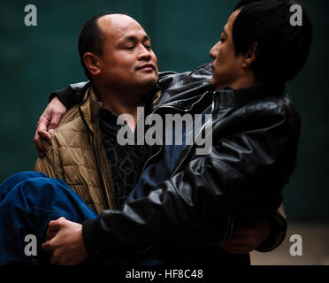 (161228)--HENGSHUI, 28. Dezember 2016 (Xinhua)--Wang Mingchen (L) hält Li Jianguo an den Rollstuhl in Taocheng Bezirk in Hengshui Stadt, Nordchinas Provinz Hebei, 28. Dezember 2016. Wang Mingchens linke Bein amputiert wurde wegen eines Autounfalls im Jahr 2000. Unterdessen litt Li Jianguo, Wang Mingchens Nachbar und ehemaliger Arbeitskollege, hohe Querschnittslähmung verursacht durch einen Unfall im Jahr 2001. Als er die meisten pflegebedürftig war, ließ ihn Li es Eltern starben in Folge und seine Frau mit ihrem Kind. Gefühl für Li, Wang versprach, ihn sein ganzes Leben lang kümmern, und er hat geklebt zu sein Versprechen für 15 ye Stockfoto