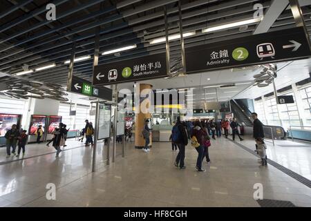 Hong Kong, China. 28. Dezember 2016. Fahrgäste nehmen Sie die MTR-Südinsel-Linie in Hongkong, Südchina, 28. Dezember 2016. Die MTR-Südinsel-Linie begann am Mittwoch. © Lui Siu Wai/Xinhua/Alamy Live-Nachrichten Stockfoto