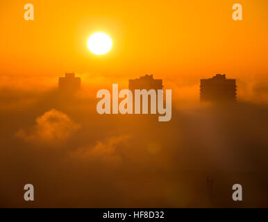 London, UK. 28. Dezember 2016. UK-Wetter: Dramatische Abendsonne durch dichten Nebelwolken über Tustin Anwesen in Peckham © Guy Corbishley/Alamy Live News Stockfoto