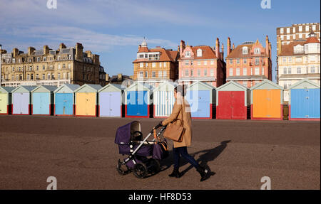 Brighton UK 28. Dezember 2016 - es war ein schöner Nachmittag für einen Spaziergang für diese junge Mutter und ihr Baby entlang Brighton und Hove direkt am Meer in der Wintersonne.   Bildnachweis: Simon Dack/Alamy Live-Nachrichten Stockfoto