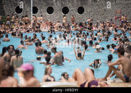 Sao Paulo, Brasilien. 28. Dezember 2016. Badegäste genießen an einem Tag der intensiven Hitze die Schwimmbäder in einem Club in Sao Paulo. Der Sommer begann vor ein paar Tagen und am Mittwoch, getaktet Thermometer 35 Grad Celsius (etwa 91 Grad Celsius) © Paulo Lopes/ZUMA Draht/Alamy Live News Stockfoto