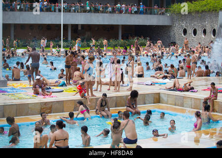 Sao Paulo, Brasilien. 28. Dezember 2016. Badegäste genießen an einem Tag der intensiven Hitze die Schwimmbäder in einem Club in Sao Paulo. Der Sommer begann vor ein paar Tagen und am Mittwoch, getaktet Thermometer 35 Grad Celsius (etwa 91 Grad Celsius) © Paulo Lopes/ZUMA Draht/Alamy Live News Stockfoto