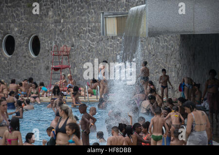 Sao Paulo, Brasilien. 28. Dezember 2016. Badegäste genießen an einem Tag der intensiven Hitze die Schwimmbäder in einem Club in Sao Paulo. Der Sommer begann vor ein paar Tagen und am Mittwoch, getaktet Thermometer 35 Grad Celsius (etwa 91 Grad Celsius) © Paulo Lopes/ZUMA Draht/Alamy Live News Stockfoto