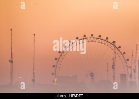 London, UK. 28. Dezember 2016. UK-Wetter: Nebel über London City, einschließlich The Eye Ferris wheel © Guy Corbishley/Alamy Live-Nachrichten Stockfoto